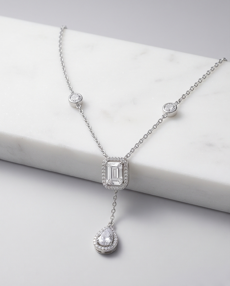 Versilberte Damenkette